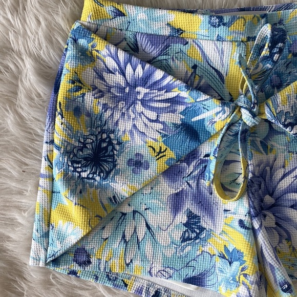 J.O.A. Los Angeles Tie Front Floral Shorts - Picture 5 of 14